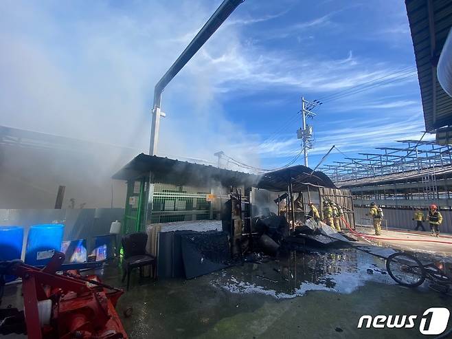 24일 오전 10시15분께 전북 완주군 고산면의 한 축사 창고에서 불이 났다.(전북소방본부 제공)2023.9.24/뉴스1