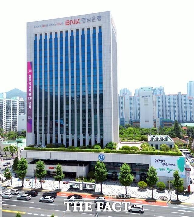 BNK경남은행 횡령 사고 규모가 3000억 원에 육박하는 것으로 확인됐다. 사진은 BNK경남은행 본점. /더팩트 DB