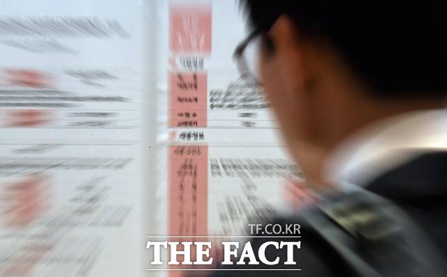 윤석열 정부에서 처음으로 청년인턴제를 시행 중인 가운데 정액급식비 등 수당에서 근거 없는 차별적 요소가 존재할 뿐 아니라 일부 부처는 근로기준법 위반 소지도 있는 것으로 나타났다. /더팩트 DB