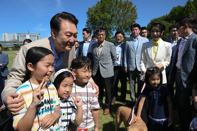 윤석열 대통령이 추석을 앞둔 24일 서울 용산어린이정원에서 운영 중인 팔도장터를 방문해 어린이들과 기념촬영하고 있다. ⓒ대통령실