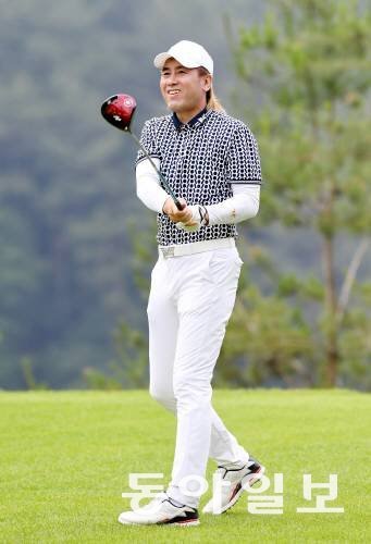 축구인 골프대회에서 골프 샷을 하는 김병지 대표. 싱글을 기록한 적이 있는 80대 중반의 주말 골퍼다. 동아일보 DB