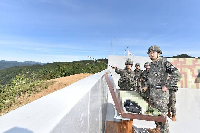 김승겸 합동참모의장이 24일 7사단 예하 최전방 GOP대대를 찾아 경계작전 현황을 보고 받고 있다. 사진=합동참모본부 제공