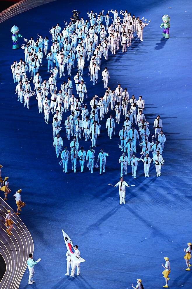 23일 중국 항저우 올림픽 스포츠센터 스타디움에서 열린 항저우 아시안게임 개막식에서 대한민국 선수단이 입장하고 있다. 공동취재사진