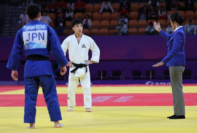안바울이 24일 중국 항저우 샤오산 린푸 체육관에서 열린 항저우 아시안게임 유도 남자 66kg이하급 4강전에서 다나카 료마(일본)를 맞아 심판에게 지도 3개로 반칙패 판정을 받고 있다. 연합뉴스