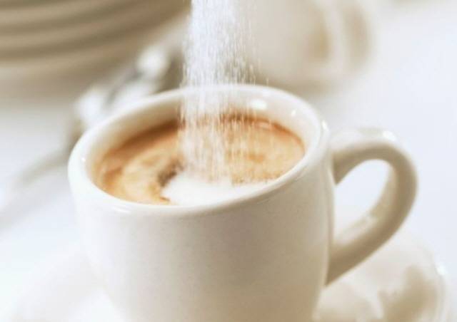 커피에 소금을 살짝 뿌리면 쓴맛은 줄이고 단맛은 강화할 수 있다./사진=클립아트코리아