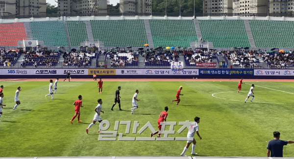 한국(빨강) 대학축구 선발팀과 일본 대학축구 선발팀의 제22회 덴소컵 경기 모습. 사진=김희웅 기자