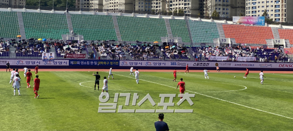 한국(빨강) 대학축구 선발팀과 일본 대학축구 선발팀의 제22회 덴소컵 경기 모습. 양 팀은 승부를 가리지 못했다. 사진=김희웅 기자