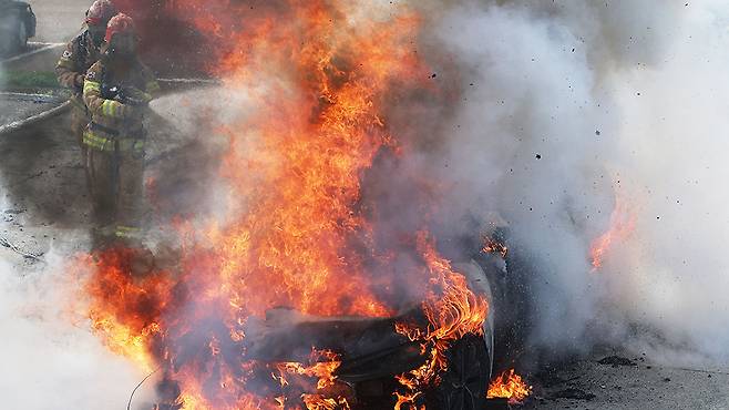 전기자동차 실화재 진압 시연회 [사진 제공: 연합뉴스]