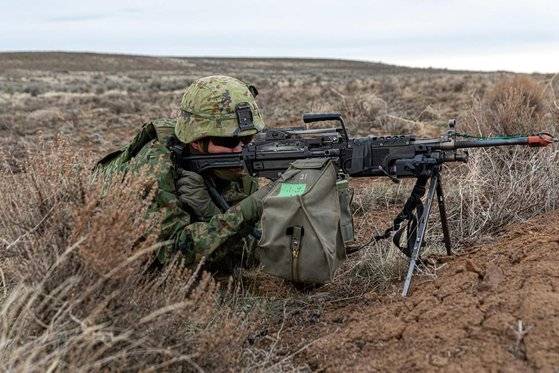 일본 육상자위대 대원이 기관총을 발사하고 있다. 이 5.56㎜ 경기관총은 1993년부터 벨기에 FN의 미니미를 일본에서 면허생산한 것이다. 최근 일본은 이 기관총의 최신형을 벨기에서 직접 수입하기로 결정했다. 미 육군