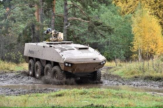 일본이 도입하려는 핀란드의 차륜형 병력수송장갑차 AMV XP. 파트리아