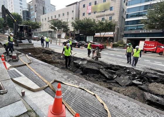 12일 서울 강남구 언주역 부근에서 깊이 3미터 가량의 땅꺼짐(싱크홀) 현상이 발생해 관계자들이 복구작업을 하고 있다. 땅꺼짐 현상은 인근 상수도관 파손으로 지반이 약해짐에 따라 발생한 것으로 알려졌다. 뉴스1