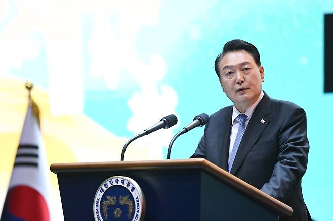 윤석열 대통령이 23일 충남 공주시 금강신관공원에서 열린 2023 대백제전 개막식에서 축사하고 있다. 사진 대통령실