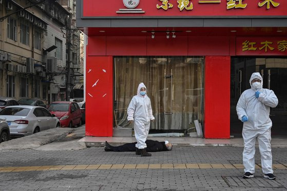 코로나19 초기인 2020년 1월 중국 우한의 모습. 노인이 마스크를 쓴 채 길에 쓰러져있다. AFP=연합뉴스