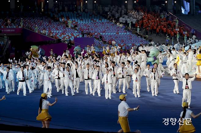 2022 항저우 아시안게임 개막식이 열린 23일 중국 항저우 올림픽 스포츠센터 스타디움에서 대한민국 선수단이 입장하고 있다. 항저우 l 문재원 기자