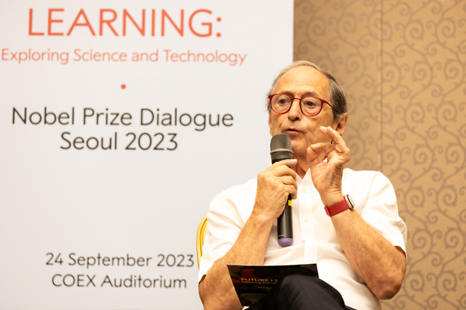 마이클 레빗 미국 스탠퍼드대 교수가 24일 서울 강남구 코엑스에서 열린 ‘노벨프라이즈 다이얼로그 서울 2023’ 행사에서 발언하고 있다. 한국과학기술한림원 제공