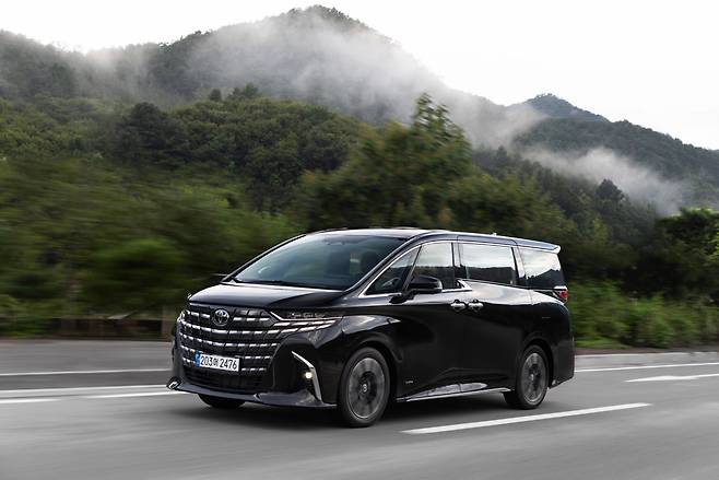 Toyota’s premium minivan, the Alphard 2.5-liter Hybrid (Toyota Korea)