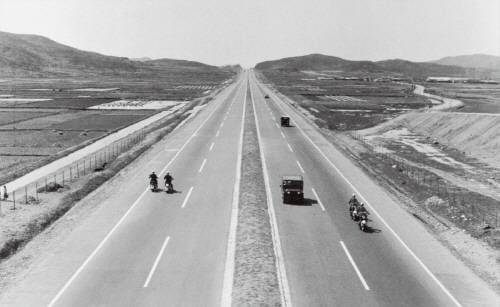 2년 5개월의 공사를 마치고 완공된 경부고속도로. [국사편찬위원회]