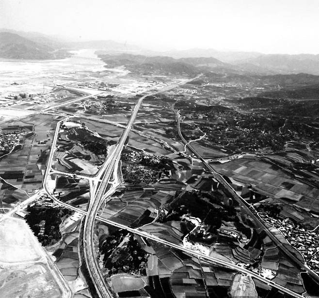 1974년 10월 상공에서 바라본 경부고속도로의 모습. [정부기록사진집]