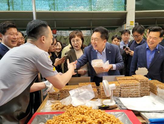 김기현 국민의힘 대표가 지난 22일 대구 중구 서문시장을 방문해 상인과 인사를 나누고 있다. 뉴시스