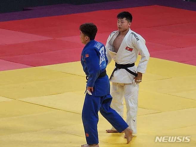 [항저우=뉴시스] 김주희 기자 = 북한 유도 대표 채광진(오른쪽)이 24일 중국 저장성 항저우 샤오산 린푸 체육관에서 열린 2022 항저우 아시안게임 유도 남자 60㎏이하급 결승전에서 동메달을 차지했다. 2023.09.24. juhee@newsis.com