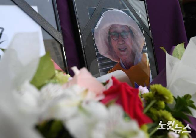 지난 2019년 1월 30일 서울 종로구 옛 일본대사관 앞에서 김복동 할머니 별세 이후 처음으로 열리는 일본군 성노예제 문제해결을 위한 제1372차 수요집회에서 김 할머니 영정이 놓인 모습.