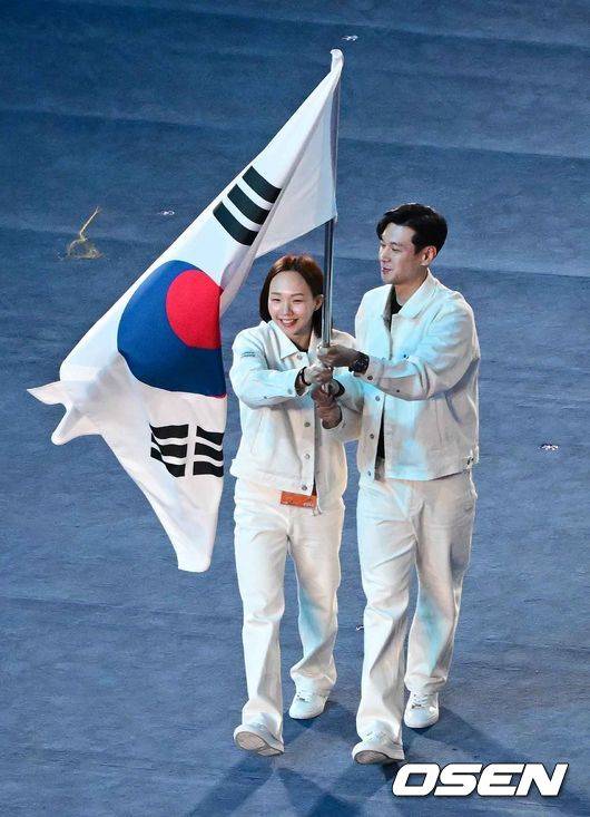 [OSEN=항저우(중국), 최규한 기자] 23일 오후 중국 항저우 올림픽 스포츠센터 스타디움에서 ‘2022 항저우 아시안게임’ 개막식이 열렸다.펜싱 구본길과 수영 김서영이 항저우 아시안게임 개막식에서 한국 기수로 입장하고 있다. 2023.09.23 / dreamer@osen.co.kr
