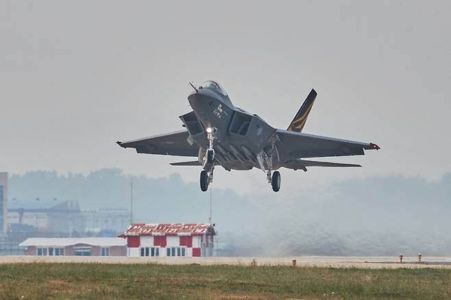 KF-21 시제기가 동체 아래에 미티어 공대공미사일 모형 4발을 탑재한 채 활주로에 접근하고 있다. 세계일보 자료사진