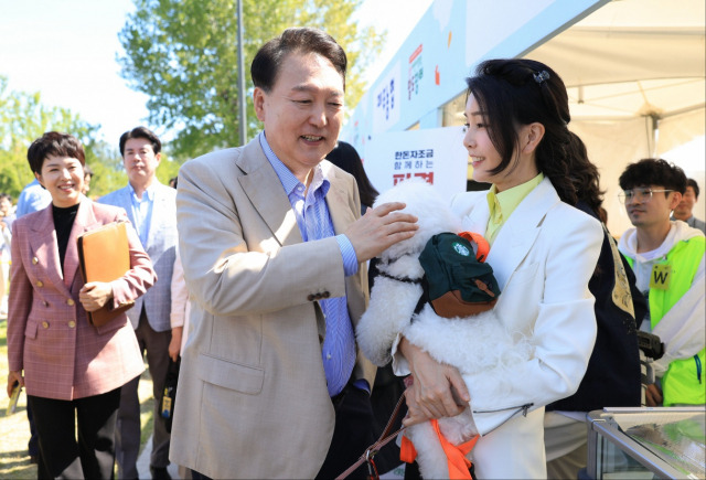 윤석열 대통령과 김건희 여사가 24일 서울 용산어린이정원에서 추석을 앞두고 열린 ‘추석맞이 팔도장터’를 방문하고 있다. 사진 제공=대통령실