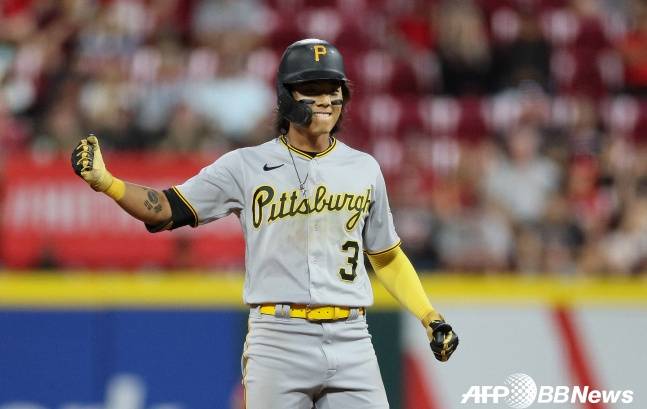 배지환이 24일(한국시간) 신시내티와 원정 경기 8회초 2타점 적시타를 때려내고 세리머니를 하고 있다./AFPBBNews=뉴스1