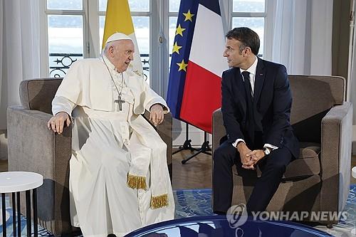 회담하는 교황과 마크롱 대통령 (마르세유 EPA=연합뉴스) 프란치스코 교황과 에마뉘엘 마크롱 프랑스 대통령이 23일(현지시간) 마르세유에서 만나 대화하고 있다. 2023.9.24 photo@yna.co.kr (끝)