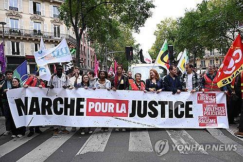 경찰 폭력 항의 시위 (파리 AFP=연합뉴스) 23일(현지시간) 프랑스 파리에서 경찰 폭력에 반대하는 행진이 벌어지고 있다. 2023.9.24 photo@yna.co.kr (끝)
