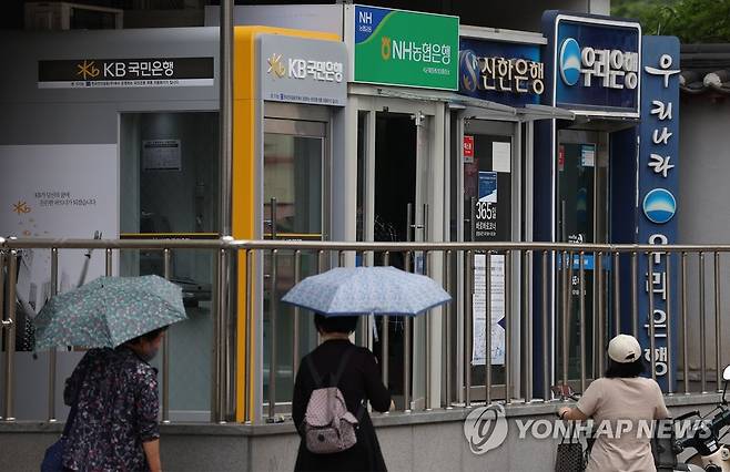 "시장금리 내년 상반기까진 오른다…예금 만기 짧게" [연합뉴스 자료사진]