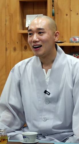 찻 마시며 듣는 '꽃스님' 말씀 (구례=연합뉴스) 이세원 기자 = 21일 전남 구례군 화엄사에서 '꽃스님'으로 유명한 범정스님이 '구례사찰 명상순례길' 순례체험단과 차담을 하고 있다. 2023.9.24