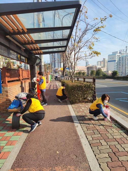 버스정류장 청소하는 이현자 씨와 봉사회원들 [이현자 씨 제공. 재판매 및 DB 금지]
