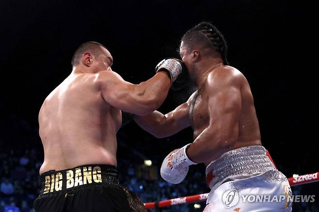 장지레이의 오른손 훅이 조 조이스의 턱에 명중한 순간 [로이터=연합뉴스]