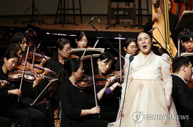 소프라노 서선영의 청아한 목소리 (전주=연합뉴스) 나보배 기자 = 15일 2023 전주세계소리축제 개막식이 열리는 전주시 덕진구 덕진동 한국소리문화의전당 모악당에서 전주시립교향악단과 함께 소프라노 서선영의 개막공연이 진행되고 있다. 2023.9.15 warm@yna.co.kr