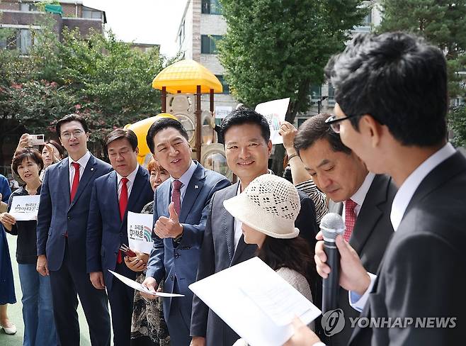 김태우 후보 지원 나선 당 지도부 (서울=연합뉴스) 신준희 기자 = 국민의힘 김기현 대표와 김태우 강서구청장 보궐선거 후보가 21일 강서구 화곡동 모아타운 예정지를 찾아 설명을 듣고 있다. 2023.9.21 hama@yna.co.kr