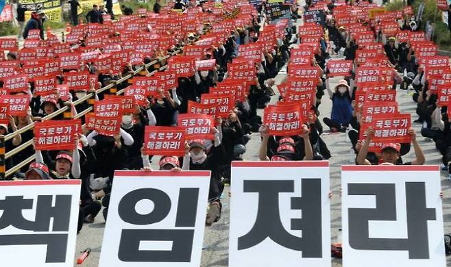 다음달 강제이행금 부과를 앞둔 생활형 숙박시설 소유주와 거주자들이 19일 세종시 정부세종청사 국토교통부 앞에서 강제이행금 폐지 등을 촉구하고 있다. (사진=뉴시스)