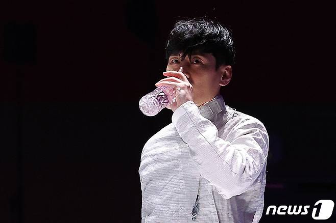 구본길이 25일 오후 중국 항저우 디안즈대학 체육관에서 열린 2022 항저우 아시안게임 펜싱 남자 사브르 개인전 결승 오상욱과의 대결에서 목을 축이고 있다. 이날 경기는 오상욱이 금메달, 구본길이 은메달을 차지했다. 2023.9.25/뉴스1 ⓒ News1 신웅수 기자