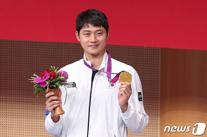 25일 오후 중국 항저우 디안즈대학 체육관에서 열린 2022 항저우 아시안게임 펜싱 남자 사브르 개인전 메달 수여식에서 금메달을 차지한 오상욱이 메달을 들고 포즈를 취하고 있다. 2023.9.25/뉴스1 ⓒ News1 신웅수 기자