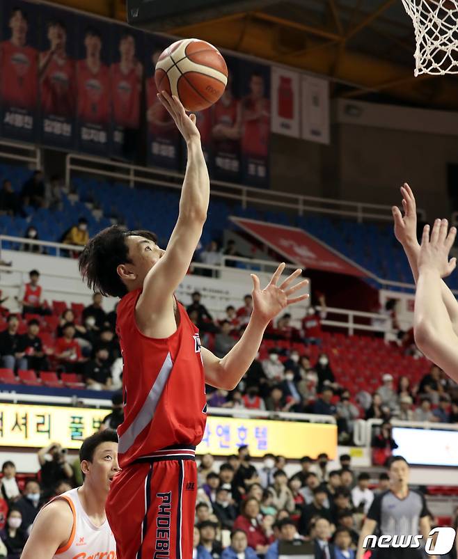 4일 오후 울산 동천체육관에서 열린 'SKT 에이닷 프로농구 2022-2023 KBL' 6강 플레이오프 2차전 울산 현대모비스와 고양 캐롯의 경기에서 현대모비스 서명진이 슛을 하고 있다. 2023.4.4/뉴스1 ⓒ News1 조민주 기자