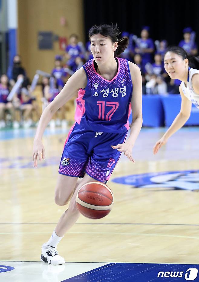16일 경기도 용인시 용인실내체육관에서 열린 신한은행 SOL 2022~2023 여자프로농구 삼성생명 블루밍스와 우리은행 우리WON의 경기에서 삼성생명 임규리가 드리볼 돌파를 하고 있다. 2023.2.16/뉴스1 ⓒ News1 박세연 기자