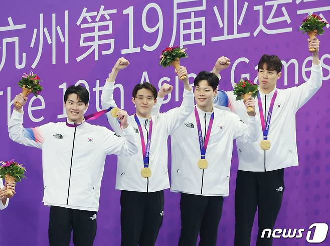 25일 오후 중국 항저우 올림픽 스포츠센터 수영장에서 열린 남자 계영 800ｍ 결승전에서 1위를 차지한 대한민국 황선우(왼쪽부터) 김우민, 이호준, 양재훈이 금메달을 목에 걸고 시상대에 올라 포즈를 취하고 있다. 2023.9.25/뉴스1 ⓒ News1 민경석 기자