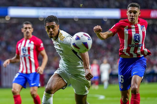 레알 마드리드의 주드 벨링엄이 24일(현지시간) 2023~2024 스페인 라리가 원정 6라운드에서  아틀레티코 마드리드와의 나우엘 몰리나와 공을 다투고 있다. 마드리드|AP 연합뉴스