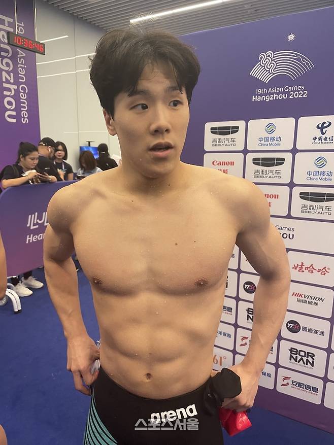 지유찬이 25일 중국 항저우 올림픽 스포츠센터 수영장에서 열린 2022 항저우 아시안게임 수영 이틀째, 남자 자유형 50ｍ 예선에서 21초 84의 기록으로 대회 신기록을 작성한 후 잉터뷰에 응했다. 항저우 | 김동영기자 raining99@sportsseoul.com