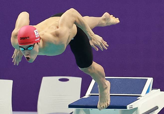 지유찬이 25일 중국 항저우 올림픽 스포츠센터 수영장에서 열린 2022 항저우 아시안게임 수영 이틀째, 남자 자유형 50ｍ 예선에서 스타트 하고 있다. 지유찬은 21초 84로 대회 신기록을 작성했다. 사진 | 항저우=연합뉴스