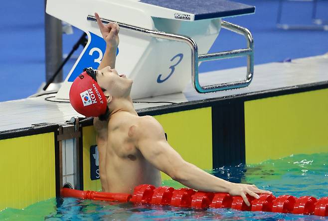 지유찬이 25일 중국 항저우 올림픽 스포츠센터 수영장에서 열린 2022 항저우 아시안게임 수영 이틀째, 남자 자유형 50ｍ 예선에서 21ch 84의 기록으로 대회 신기록을 작성한 뒤 세리머니를 펼치고 있다. 사진 | 항저우=연합뉴스