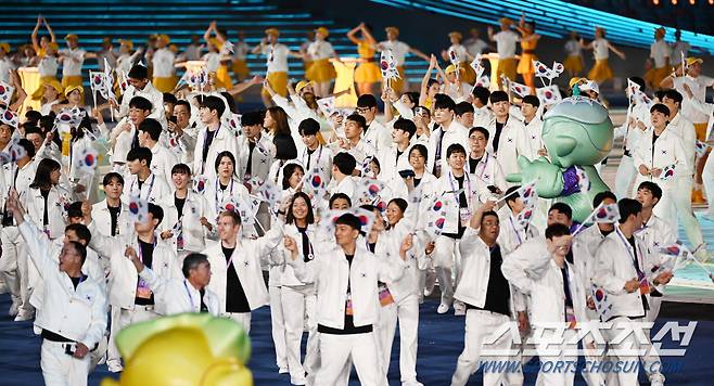 23일 중국 항저우 올림픽 스포츠센터 스타디움에서 열린 2022 항저우 아시안게임 개막식에서 대한민국 국가대표 선수단이 입장하고 있다. 항저우(중국)=송정헌 기자songs@sportschosun.com/2023.09.23/