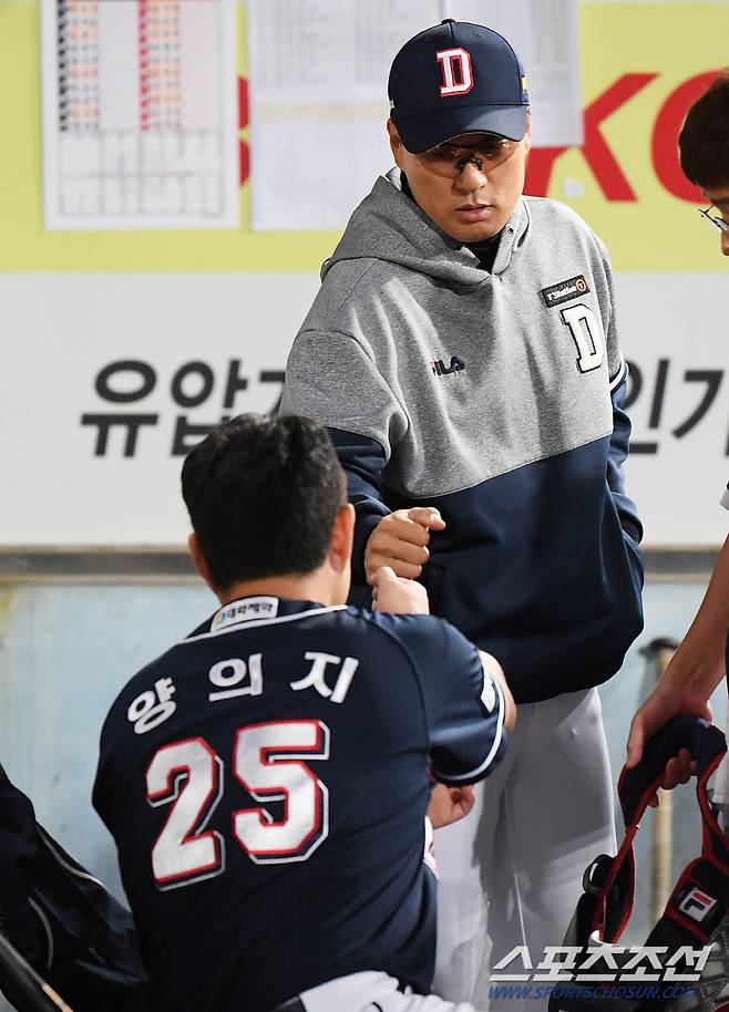 22일 대구 삼성전. 양의지가 3회초 2사 2, 3루 양의지가 2타점 적시타를 치며 통산 1000타점을 달성했다. 축하해주는 이승엽 감독.