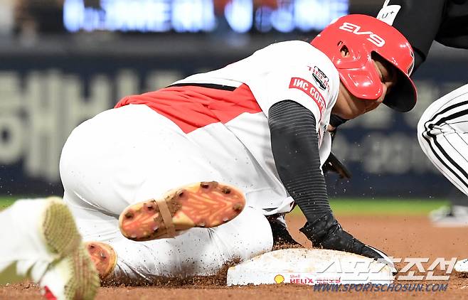 2023 KBO리그 KIA 타이거즈와 LG 트윈스의 경기가 19일 광주기아챔피언스필드에서 열렸다. 8회말 1사 2루 KIA 나성범이 김선빈의 우익수 플라이 때 태그업 후 3루를 향해 몸을 날리고 있다. 광주=박재만 기자pjm@sportschosun.com/2023.09.19/